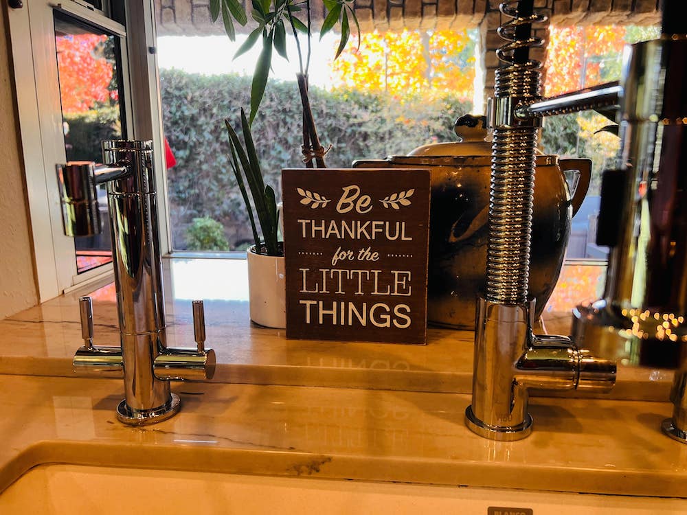 Small sign that reads, “Be thankful for the little things.” 